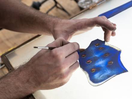 Page d’accueil, Peinture aux émaux sur un morceau de verre soufflé à la bouche pour l’élaboration d’un vitrail par un maître-verrier de l’Atelier Simon-Marq de Reims., photographie : © Atelier Simon-Marq