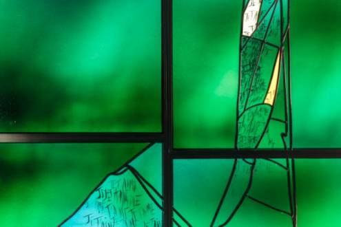 Original secular stained glass, Mur-vitrail en plaques de verre soufflé à la bouche, créé pour la boutique de la chocolatier Patrick Roger, rue des archives à Paris, en 2018, par l’Atelier Simon-Marq., photographie : © Patrick Roger