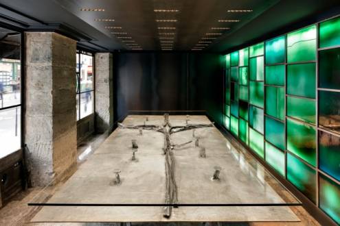 Vitraux civils, Mur-vitrail en plaques de verre soufflé à la bouche, créé pour la boutique de la chocolatier Patrick Roger, rue des archives à Paris, en 2018, par l’Atelier Simon-Marq., photographie : © Patrick Roger