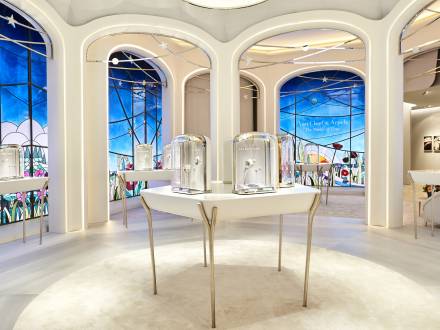 Vitraux civils, Création de vitraux pour (link: https://www.faire.archi/ text: l’agence d’architecture intérieure FAIRE) destinés à l’habillage du stand de Van Cleef & Arpels au Salon de la Haute Horlogerie à Genève, en 2018. Ces vitraux ont ensuite été présentés à la boutique Harrods de Londres., photographie : © Agence FAIRE