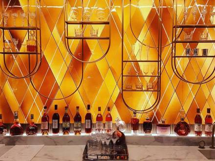 Original secular stained glass, Création de vitraux pour le designer Tristan Auer, destinés à l’architecture intérieure d’un hôtel parisien en 2017., photographie : © Tristan Auer