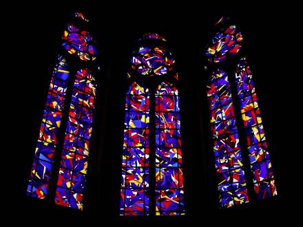 Vitraux religieux, Vitrail d’Imi Knoebel pour la chapelle de droite de la Cathédrale de Reims, installé en 2011. Réalisation de l’Atelier Simon-Marq, photographie : © Atelier Simon-Marq © Adagp, Paris, 2021