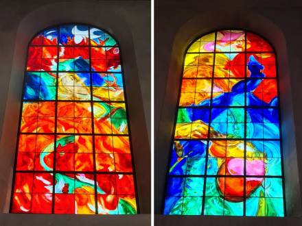Vitraux religieux, L’artiste Catherine Roch de Hillerin et l’Atelier Simon-Marq ont été choisis par l’association des amis du patrimoine religieux givetois pour doter l’Église Saint-Hilaire de Givet, dans les Ardennes, de dix-huit nouveaux vitraux., photographie : © Atelier Simon-Marq