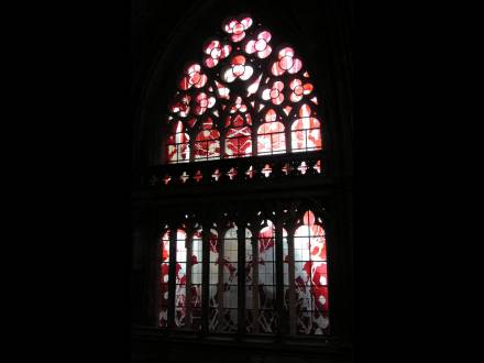Religious stained glass, Vitrail réalisé dans la partie basse de la nef de la cathédrale de Nevers en 2011, par François Rouan. Réalisation de l’Atelier Simon-Marq, photographie : © Atelier Simon-Marq, © Adagp, Paris, 2021