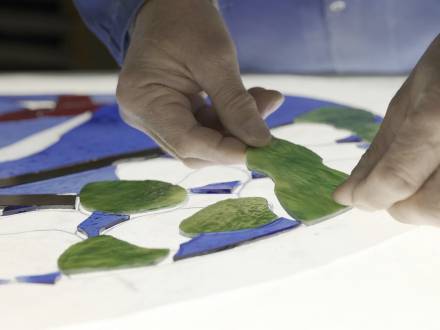 Page d’accueil, Assemblage de verre lors de la réalisation d’un vitrail à l’Atelier Simon-Marq en 2020., photographie : © Romuald Ducros