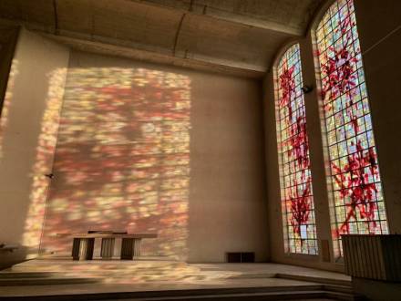 Page d’accueil, Nef de l’église du Sacré-Coeur de Reims dans lequel à l’Atelier de vitraux Simon-Marq, fondé en 1640 à Reims, est installé depuis janvier 2021., photographie : © Atelier Simon-Marq